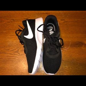 Size 6.5 black and white nike shoe